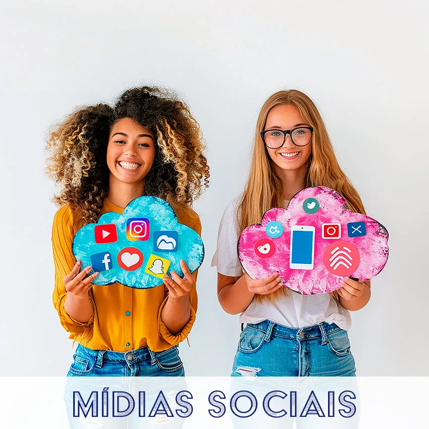Duas mulheres segurando ícones de redes sociais, simbolizando o gerenciamento de mídias digitais