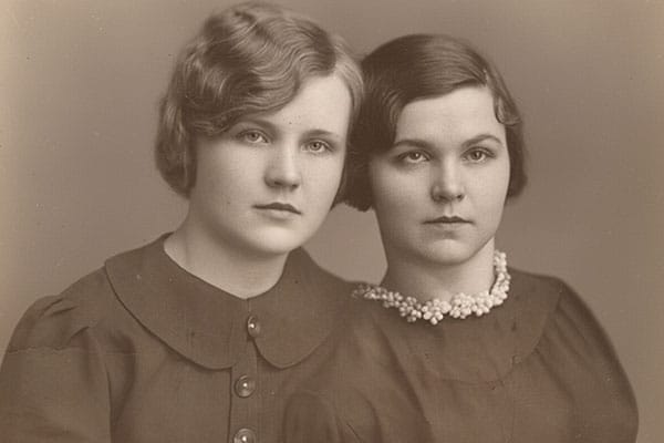 Depois — foto restaurada com remoção de vinco e limpeza