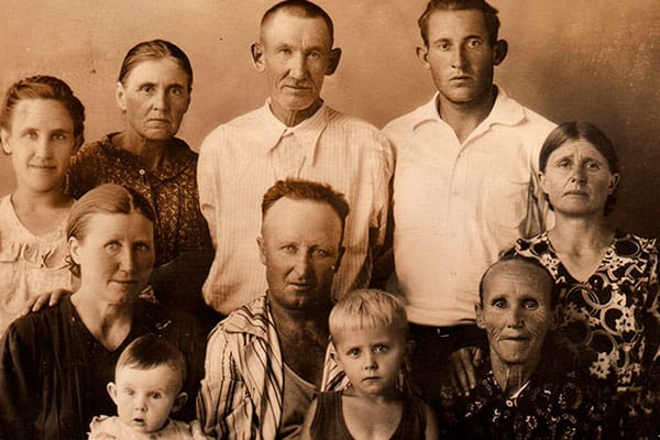 Depois — retrato de família restaurado e limpo