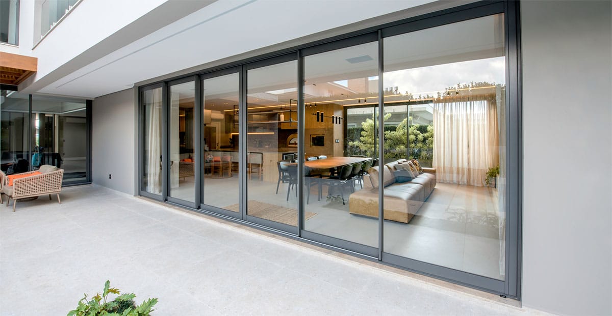 Projeto com esquadrias de alumínio em fachada moderna