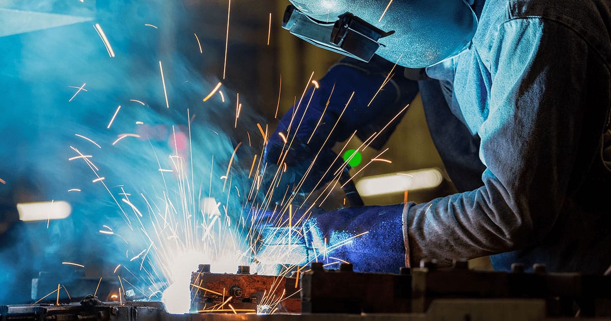 Ambiente industrial de metalúrgica com estrutura fabril, processos metálicos e produção técnica